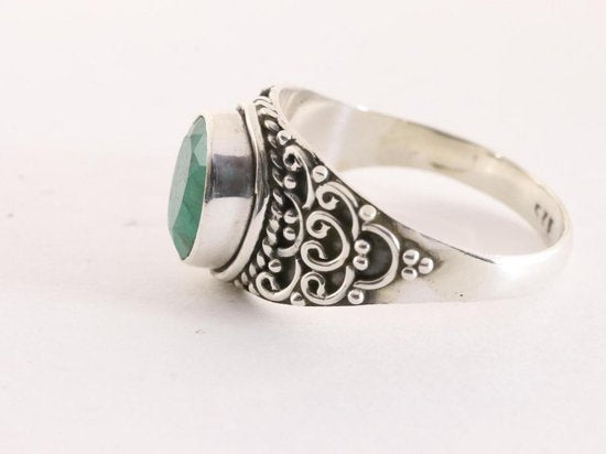 Bewerkte zilveren ring met smaragd afbeelding 2