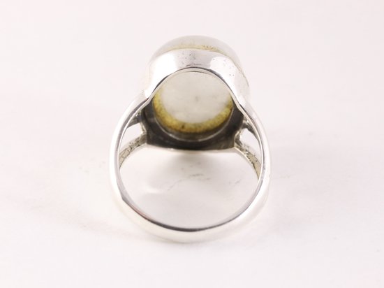 Opengewerkte zilveren ring met regenboog maansteen afbeelding 3