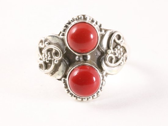 Fijne bewerkte zilveren ring met rode koraal steen afbeelding 4