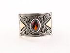Traditionele bewerkte zilveren ring met 18k gouden decoraties en granaat afbeelding 4