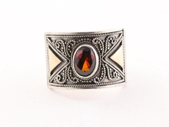 Traditionele bewerkte zilveren ring met 18k gouden decoraties en granaat afbeelding 4