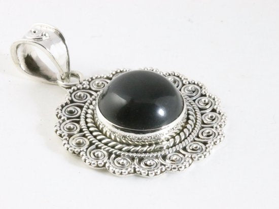 Ronde bewerkte zilveren hanger met onyx afbeelding 2