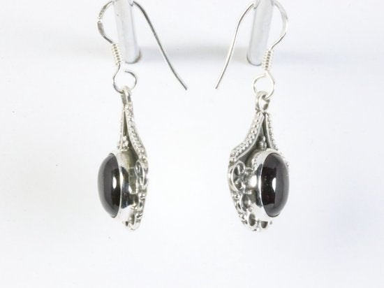 Bewerkte zilveren oorbellen met granaat afbeelding 2