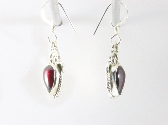 Fijne bewerkte zilveren oorbellen met granaat afbeelding 2