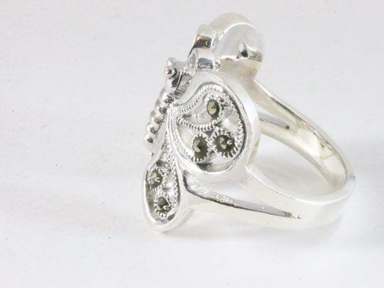 Grote opengewerkte zilveren vlinder ring met marcasiet afbeelding 2