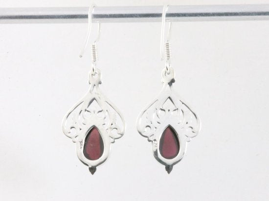 Opengewerkte zilveren oorbellen met granaat afbeelding 3