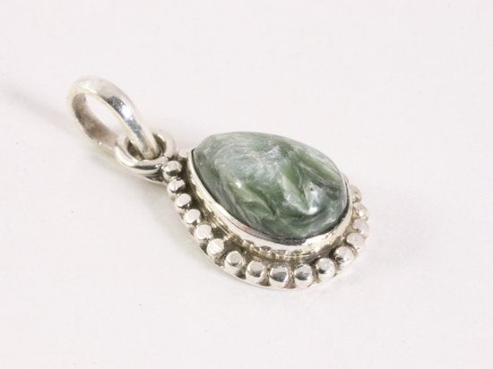 Fijne bewerkte druppelvormige zilveren hanger met groene serafiniet afbeelding 2