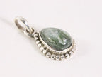 Fijne bewerkte druppelvormige zilveren hanger met groene serafiniet afbeelding 2