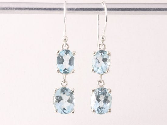 Zilveren oorbellen met blauwe topaas afbeelding 4