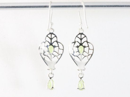 Opengewerkte hoogglans zilveren oorbellen met peridoot afbeelding 2