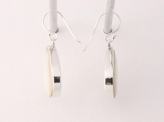 Druppelvormige zilveren oorbellen met parelmoer afbeelding 2