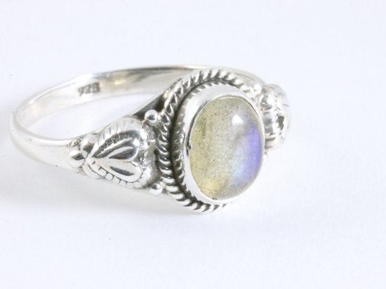 Bewerkte zilveren ring met labradoriet afbeelding 1