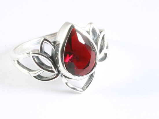 Opengewerkte zilveren lotus bloem ring met granaat afbeelding 1