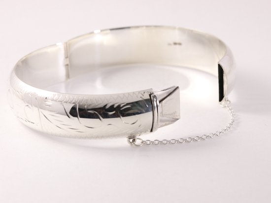 Brede hoogglans zilveren bangle met fantasiegravering en kliksluiting afbeelding 3