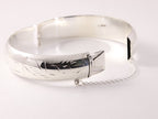 Brede hoogglans zilveren bangle met fantasiegravering en kliksluiting afbeelding 3