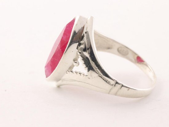 Opengewerkte zilveren ring met robijn afbeelding 2