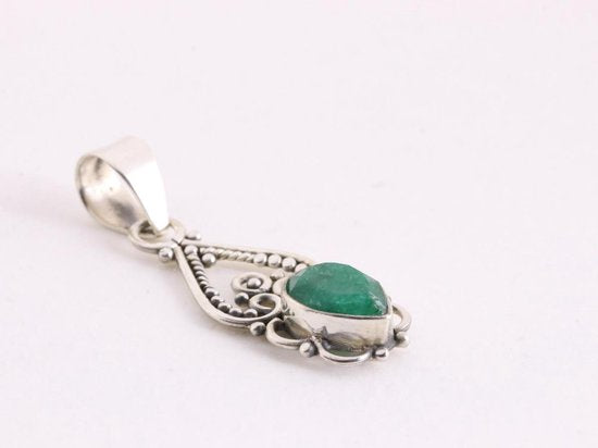 Fijne opengewerkte zilveren hanger met smaragd aan ketting afbeelding 2