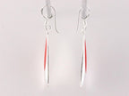 Lange druppelvormige zilveren oorbellen met rode koraal steen afbeelding 2