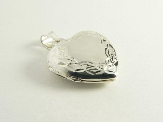 Gehamerd hartvormig zilveren medaillon afbeelding 2
