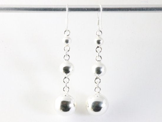 Lange zilveren oorbellen met hoogglans bolletjes afbeelding 3