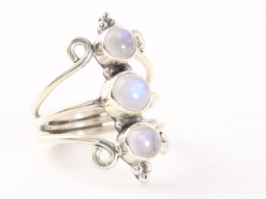 Opengewerkte zilveren ring met 3 regenboog maanstenen afbeelding 1