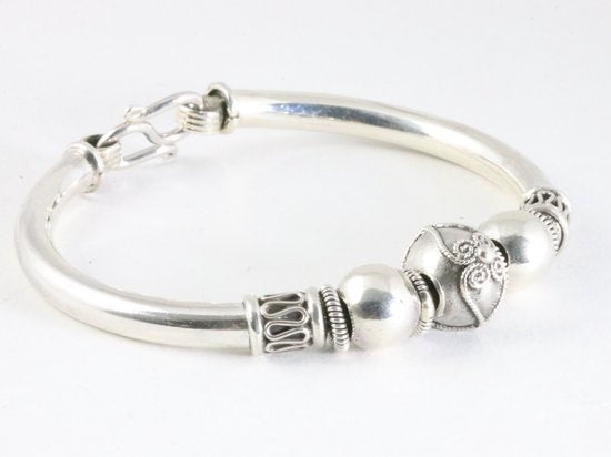 Zware bewerkte Balinese zilveren bangle afbeelding 2