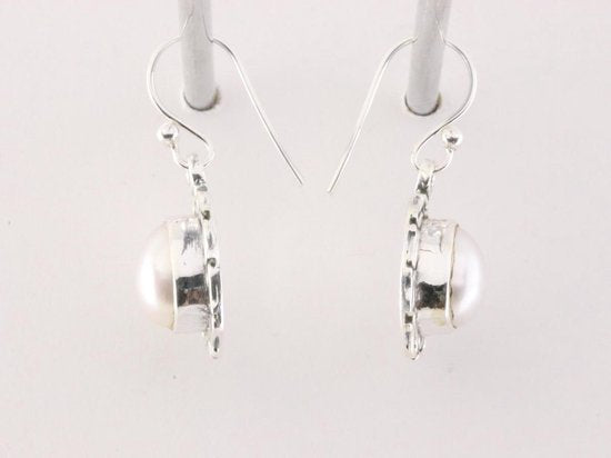 Bewerkte zilveren oorbellen met zoetwater parel afbeelding 2