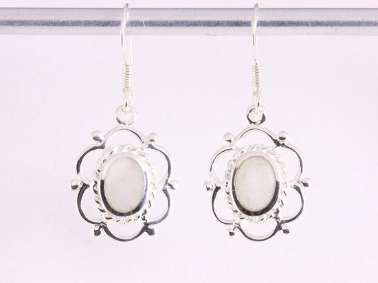 Opengewerkte zilveren oorbellen met witte agaat afbeelding 4