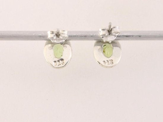 Fijne ovale zilveren oorstekers met peridoot afbeelding 2