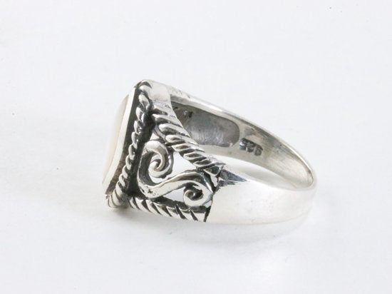 Bewerkte zilveren ring met parelmoer afbeelding 2