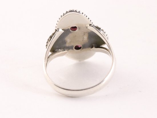 Bewerkte zilveren ring met granaat afbeelding 3