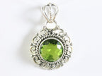 Ronde opengewerkte zilveren hanger met peridoot afbeelding 4