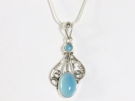 Opengewerkte zilveren hanger met blauwe chalcedoon aan ketting afbeelding 4