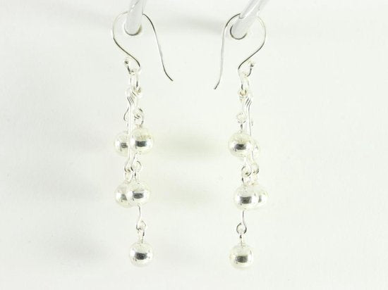 Zilveren oorbellen met fijne hoogglans bolletjes afbeelding 2