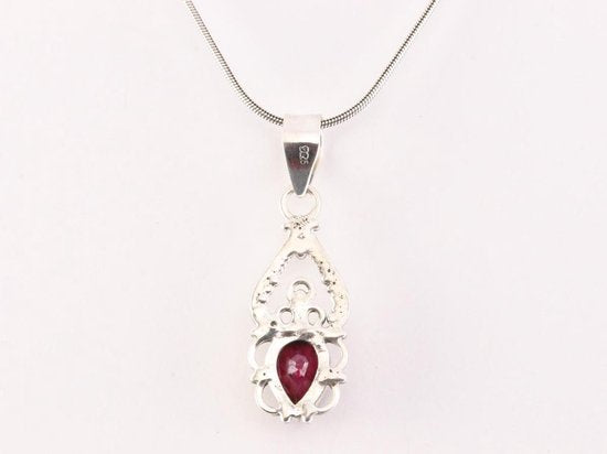 Fijne opengewerkte zilveren hanger met robijn aan ketting afbeelding 3