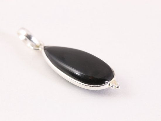 Lange druppelvormige zilveren hanger met onyx aan ketting afbeelding 2