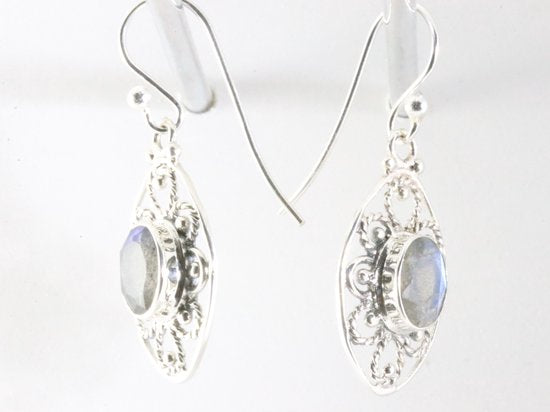 Opengewerkte zilveren oorbellen met labradoriet afbeelding 2