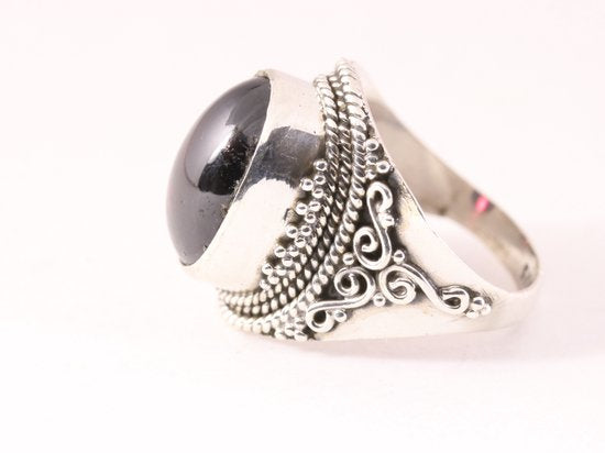 Bewerkte zilveren ring met granaat afbeelding 2
