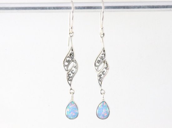 Lange opengewerkte zilveren oorbellen met Australische opaal afbeelding 3