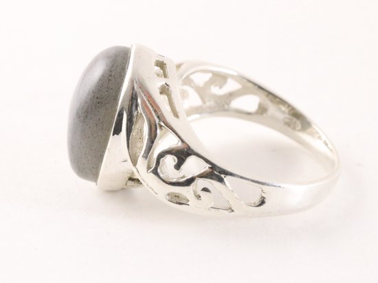 Opengewerkte zilveren ring met labradoriet afbeelding 2