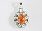 Opengewerkte zilveren hanger met amber afbeelding 4