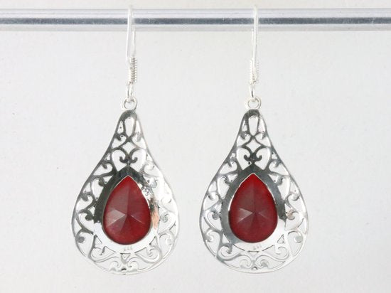 Opengewerkte zilveren oorbellen met robijn afbeelding 2