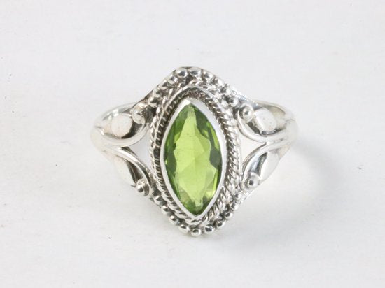 Fijne bewerkte zilveren ring met peridoot afbeelding 4