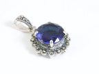 Ronde zilveren hanger met blauwe saffier en marcasiet afbeelding 2