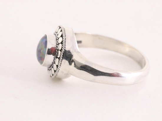 Bewerkte zilveren ring met vuuropaal afbeelding 2