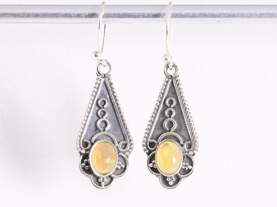 Traditionele bewerkte zilveren oorbellen met Ethiopische opaal afbeelding 4