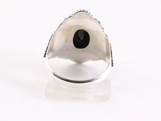 Bewerkte zilveren ring met onyx afbeelding 3
