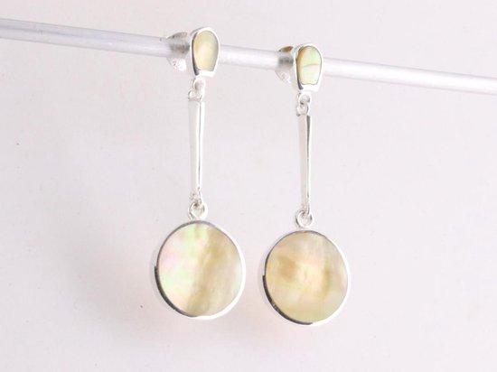 Lange zilveren oorstekers met goudkleurige schelp afbeelding 2