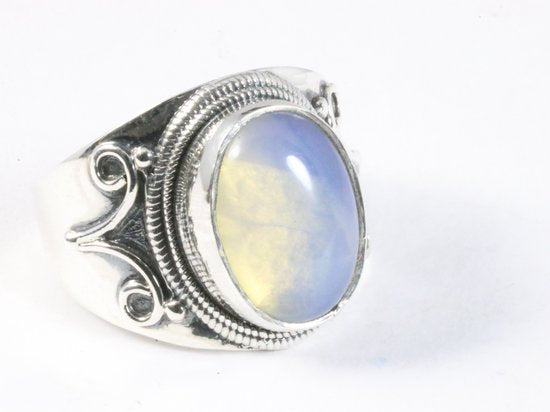 Bewerkte zilveren ring met vuuropaal afbeelding 1