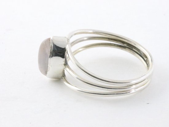 Opengewerkte zilveren ring met rozenkwarts afbeelding 2